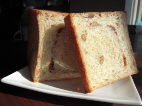 香ばしさ満載☆ミックスナッツと全粒粉の食パン